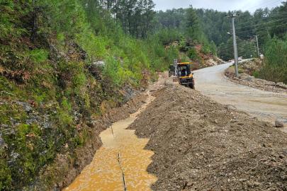Alanya’da tıkanan menfezler Büyükşehir ekiplerince açıldı
