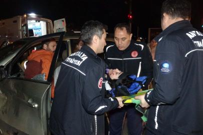 Antalya'da kavşakta feci kaza: 3 yaralı