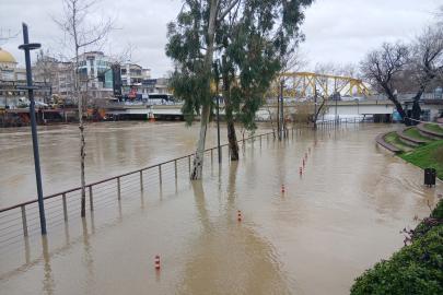 Antalya'yı sağanak vurdu; 7 ilçede okullar tatil edildi (4)