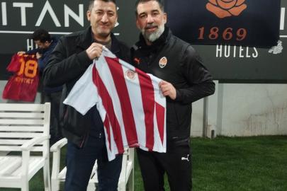 Arda Turan ve oyuncular imzaladı, küçük taraftar sevindi