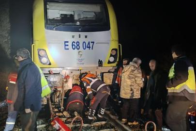 Balıkesir'de yolcu treninin lokomotifi, düşen kaya parçası nedeniyle raydan çıktı