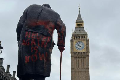 Churchill'in heykeline "Siyonist savaş suçlusu" yazıldı