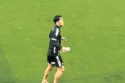 Çimlere bastı stresini attı!