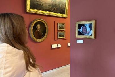 Eski Prens Andrew'un polis arabasındaki fotoğrafı Louvre Müzesi'ne asıldı