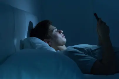 Gece karanlıkta telefona bakanlar dikkat! Uzmanlar kalıcı hasar riskine karşı uyardı