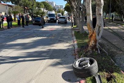 Kontrolden çıkan otomobil ağaca çarptı: 2 yaralı