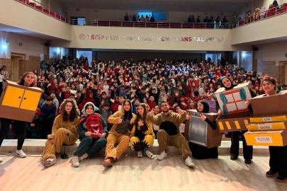 Öğrencilere tiyatro oyunuyla eğitim