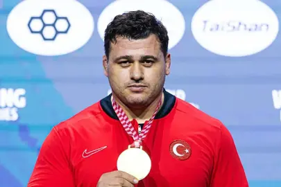 Rıza Kayaalp, mindere altın madalya ile döndü