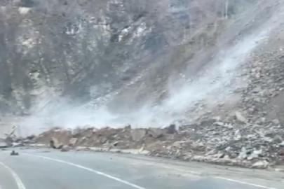 Rize'de heyelan nedeniyle köy yolu ulaşıma kapandı