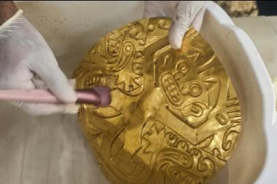 Yarasa ve timsah figürleri var. Antik mezardan altın fışkırdı