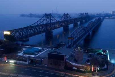 24 saat süren yolculuk. İlk tren 6 yıl sonra Çin'den Kuzey Kore'ye gidiyor