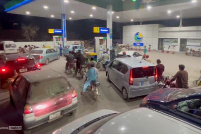 İran savaşı Pakistan’ı etkiledi: Akaryakıt istasyonlarında uzun kuyruklar oluştu