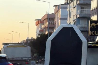 Motosiklet üzerinde şişme botla tehlikeli yolculuk