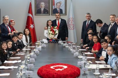 23 Nisan'da Milli Eğitim Bakanlığı koltuğuna 11 yaşındaki Defne oturdu