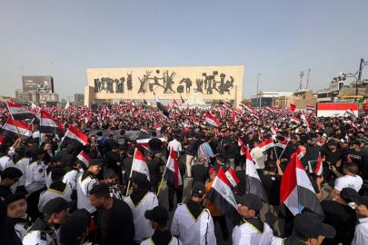 Bağdat'ta binlerce kişi İran'a destek için sokağa çıktı