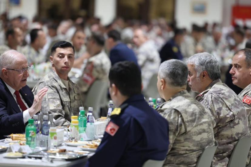 Bakan Güler, Katar'daki Türk birliğinde incelemelerde bulundu