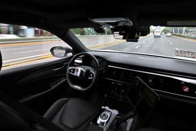 Çin’de sürücüsüz taksiler yolda kaldı