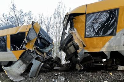 Danimarka’da iki tren kafa kafaya çarpıştı. Çok sayıda yaralı var
