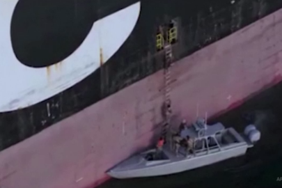 İran iki ticari gemiye el koydu. Baskın düzenlenen gemiler İran kıyılarına çekildi