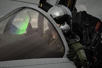 Jeti düşürülen pilot nasıl hayatta kalır? Eski askerler anlattı