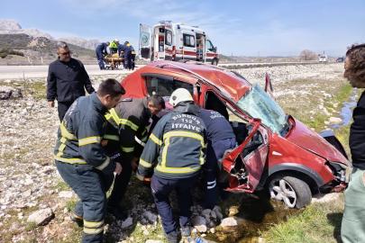 Otomobil şarampole devrildi: 2 yaralı
