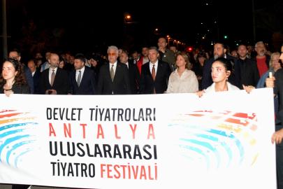 Antalya Uluslararası Tiyatro Festivali'ne renkli kortej
