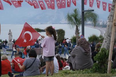 Antalya'da 19 Mayıs 'fener alayı'nda binlerce kişilik coşku