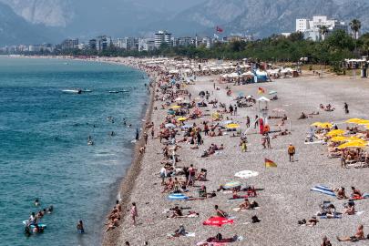 Antalya’da bayram tatilinde sahiller doldu