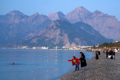 Antalya'da Hıdırellez dilekleri, günün ilk ışıklarıyla suyla buluştu