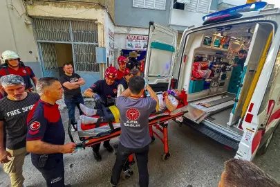 İzmir'de apartman boşluğuna düşen vatandaşı itfaiye kurtardı