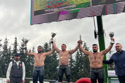 Kemer Belediyesi güreşçileri kürsüye çıktı