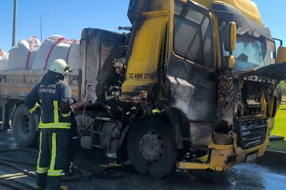 Kırmızı ışıkta bekleyen TIR alev aldı
