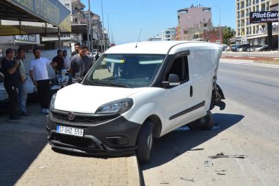 Lastiği patlayan kamyonet park halindeki araca çarptı