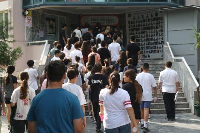 Öğrenciler LGS'de terledi, aileleri piknik havasında çocuklarını bekledi