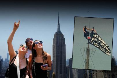 443 metrede evlilik teklifi. Empire State'in tepesinde pankartla dünyaya mesaj verdiler