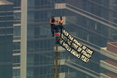 Empire State'in zirvesinde evlilik teklifi. Güvenliği böyle aştılar: İşte adım adım yaşananlar