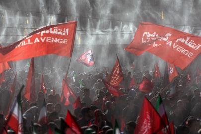 Hamaney'in cenazesinde intikam sembolü: Kırmızı bayraklar ne anlatıyor?