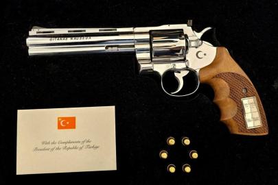İlk gerçek fotoğraf ortaya çıktı. Cumhurbaşkanı Erdoğan'dan NATO liderlerine revolver hediyesi