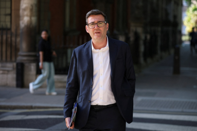 İngiltere'de başbakanlığa hazırlanan Andy Burnham, İşçi Partisi'nin Gazze tutumu için özür diledi