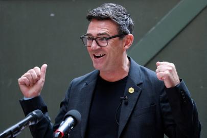 İngiltere'de İşçi Partisi liderliğine geçen Andy Burnham başbakanlığa hazırlanıyor