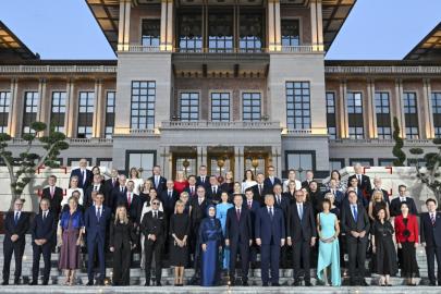 Kriz NATO Zirvesi'ndeki aile fotoğrafına da yansıdı. Başbakan heyete almadı, Cumhurbaşkanı dava açıp geldi