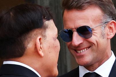 Macron, Tayland Kralı önünde diz çöktü mü?