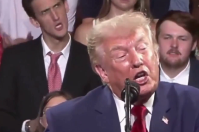 Trump konuşurken taklidini yaptı, mitinge damga vurdu