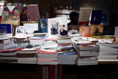 Yapay zekayla ilgili tartışmalar büyüyor. Sahaflardaki milyonlarca kitabı tarayıp imha ettiler