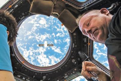 NASA astronotu ilk kez anlattı. “Makineli tüfek gibiydi, Dünya'ya dönemeyebiliriz diye düşündüm”