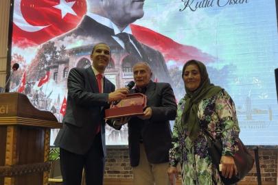 Vali Taşolar, bisikletiyle ve elinde bayrağıyla konvoya katılan Urfullah Çiftçi’yi resepsiyonda ağırladı